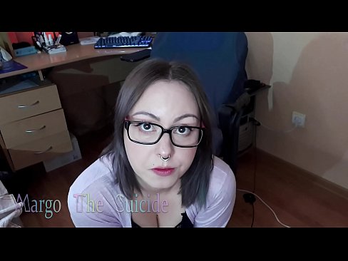❤️ Σέξι κορίτσι με γυαλιά πιπιλίζει Dildo βαθιά στην κάμερα Γαμημένο βίντεο ❤